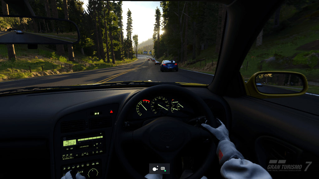 Istantanea della schermata di Gran Turismo 7 su PS5 che mostra la modalità di attivazione/disattivazione abilitata per il tasto "R2" sul controller Access
